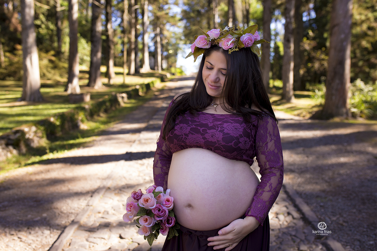 a mae olha para as flores em parque de caxias do sul-rs