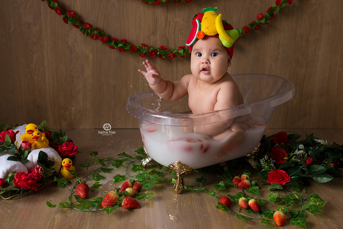 a menina jiga agua para fora no ensaio da banheira