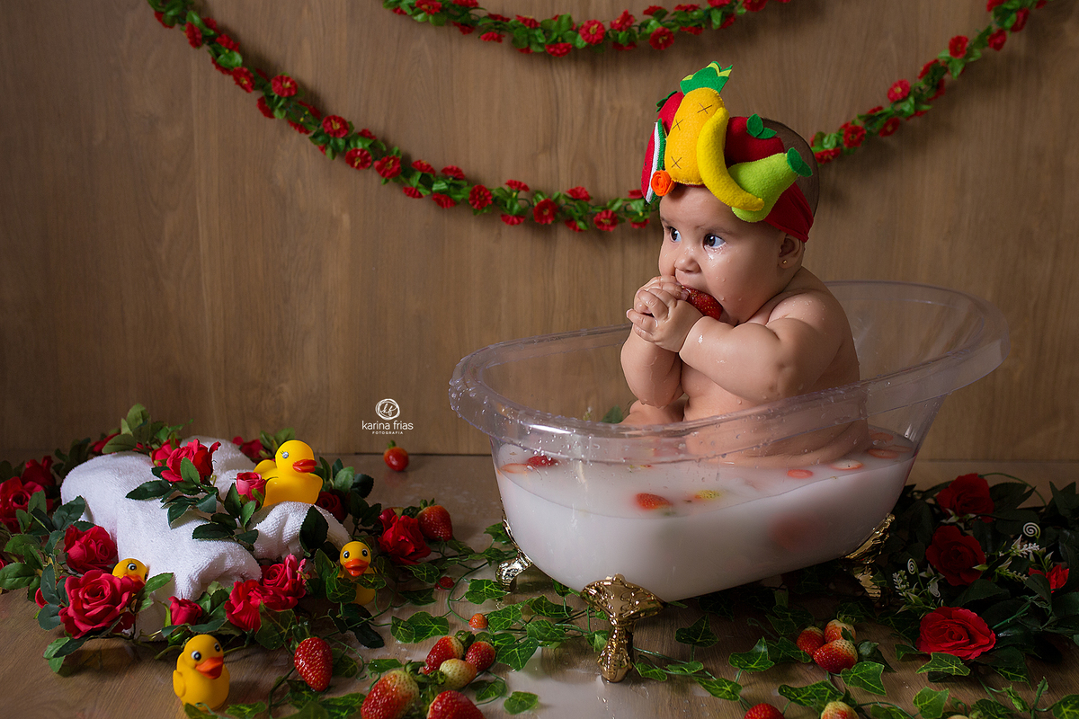 no ensaio infantil a bebe come o morango