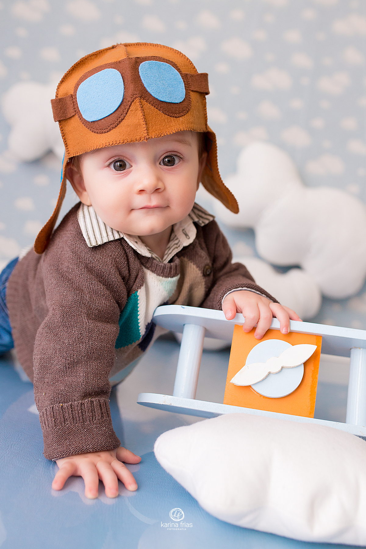 o menino esta vestido de aviador para as fotos mensais