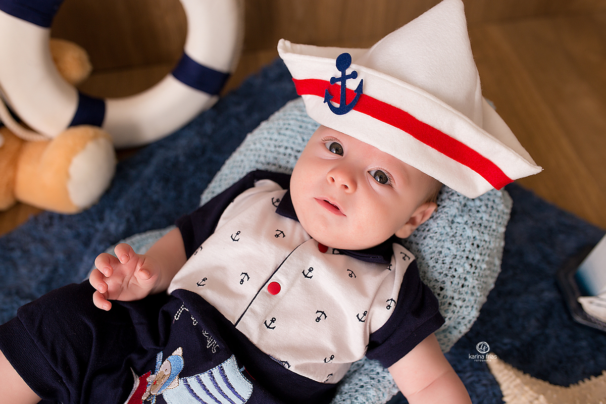 o menino olha para a fotografa de bebes de caxias do sul, karina frias