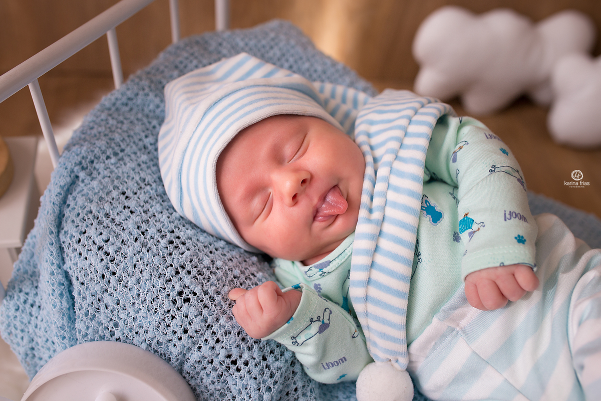 a criança mostra a lingua para a fotografa de bebes de caxias do sul, karina frias