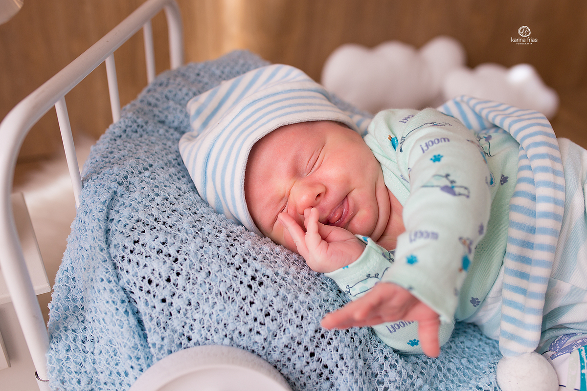o menino faz careta na sessão de fotos