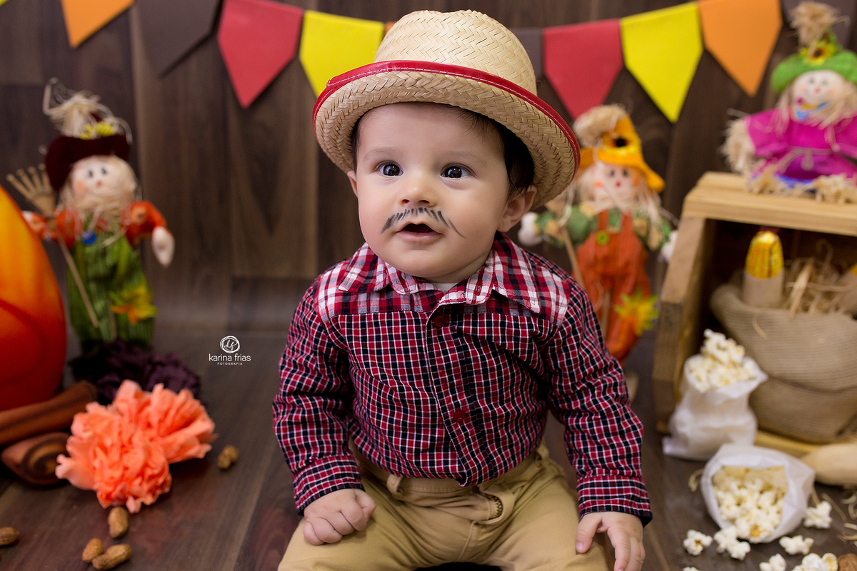 o menino sorri enquanto a fotografa de bebes de caxias do sul, karina frias, registra o momento