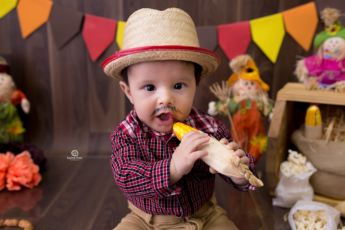 o menino poe a espiga na boca no ensaio de acompanhamento mensal