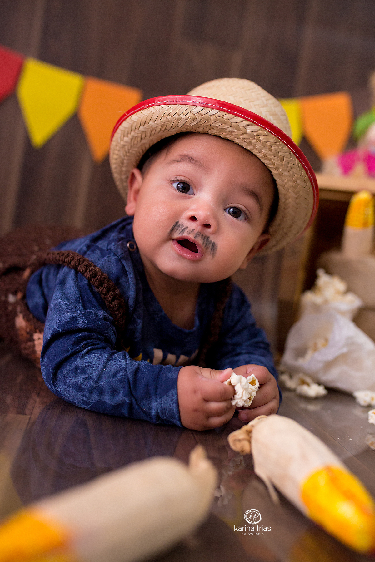 o menino esta de bruços para as fotos infantis