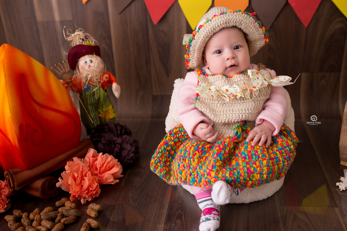 no ensaio infantil a menina esta vestida de caipira