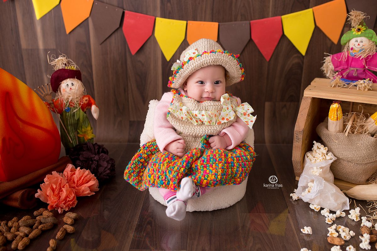 a bebe sorri no ensaio infantil