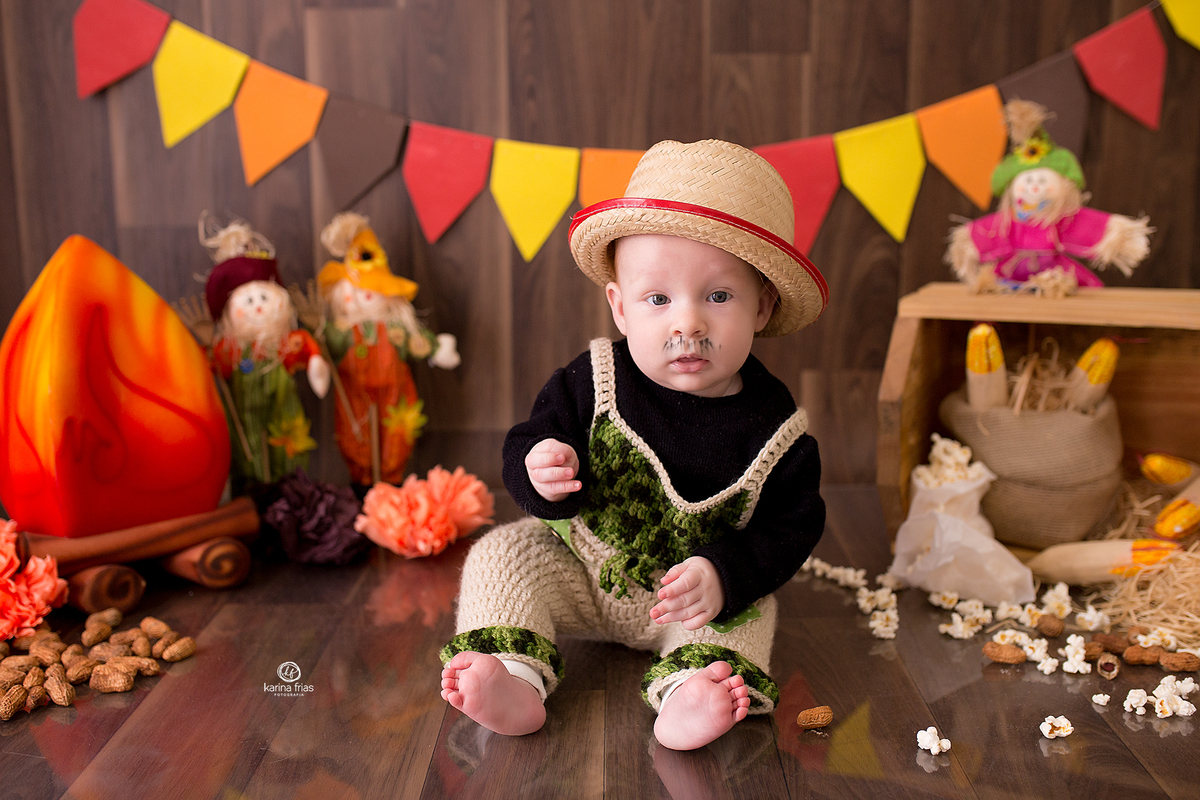 no ensaio infantil o bebe esta sentado no cenario