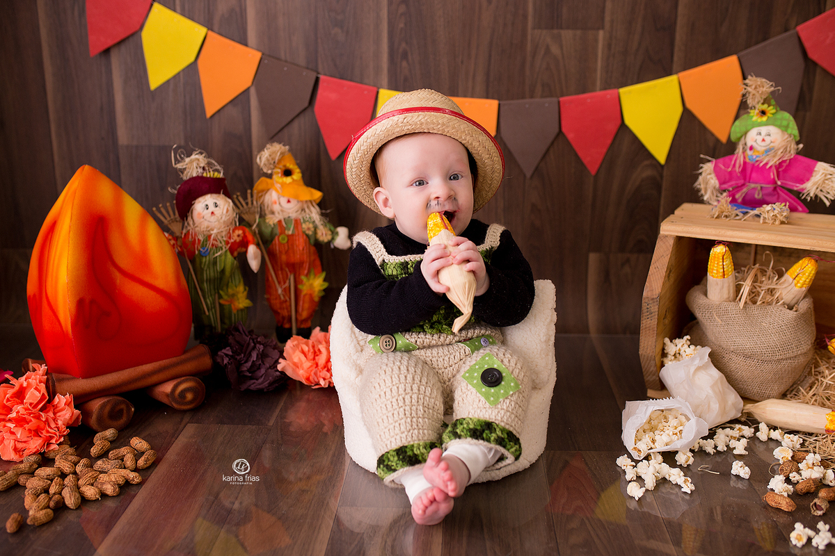 o menino sorri para a fotografa de bebes de caxias do sul-rs