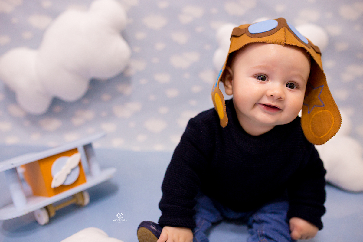 O MENINO OLHA PARA A FOTOGRAFA DE FAMILIA DE CAXIAS DO SUL