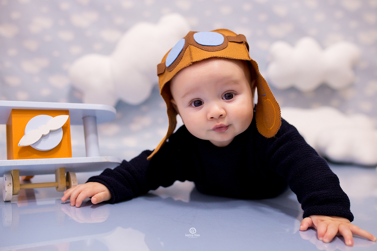 o menino esta de bruços para a sessão de acompanhamento mensal