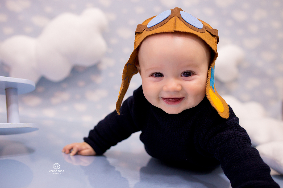 o menino sorri para a fotografa de bebes de caxias do sul, karina frias
