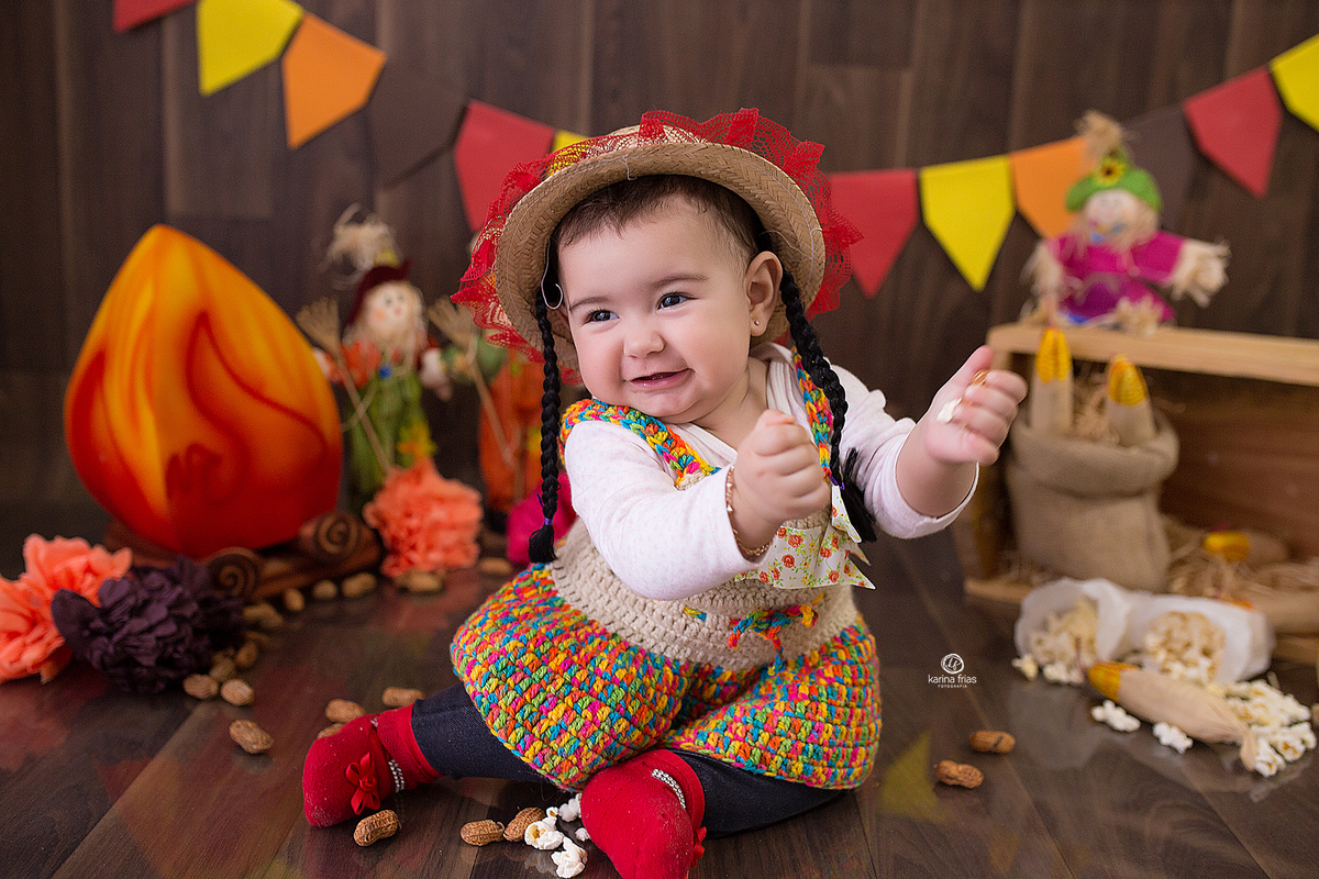 a menina se diverte durante ensaio infantil
