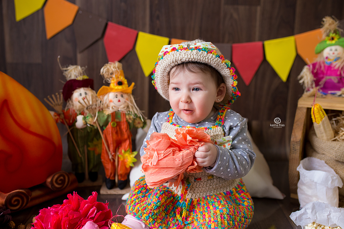 no acompanhamento mensal a menina segura a flor