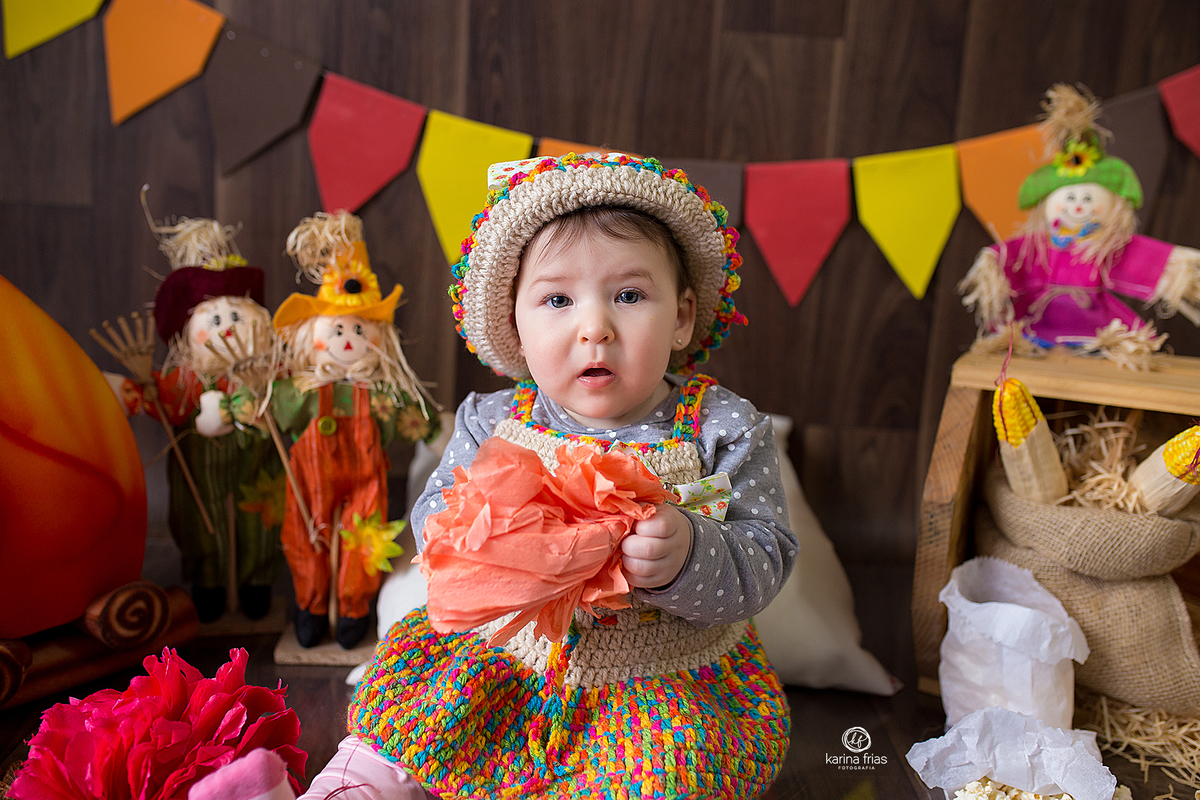 a menina olha para a fotografa de bebes de caxias do sul, karina frias