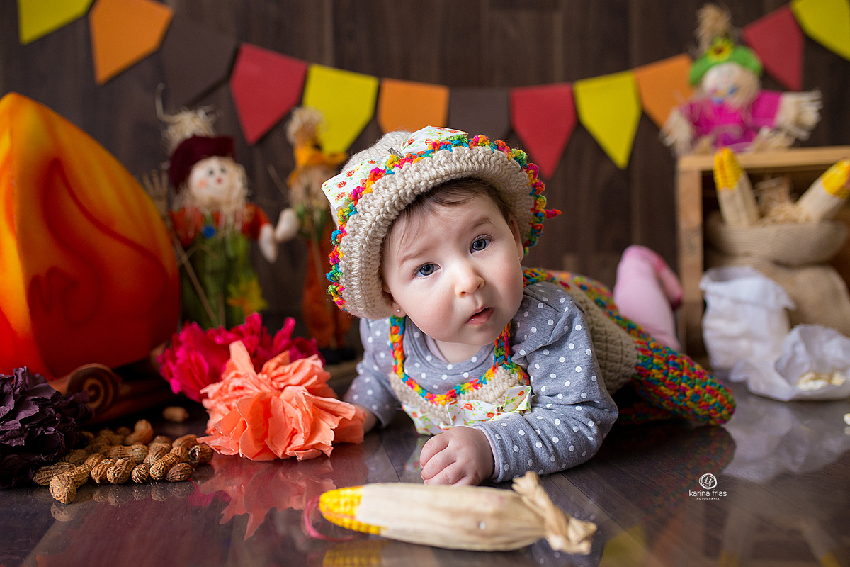 no ensaio infantil a bebe esta de bruços