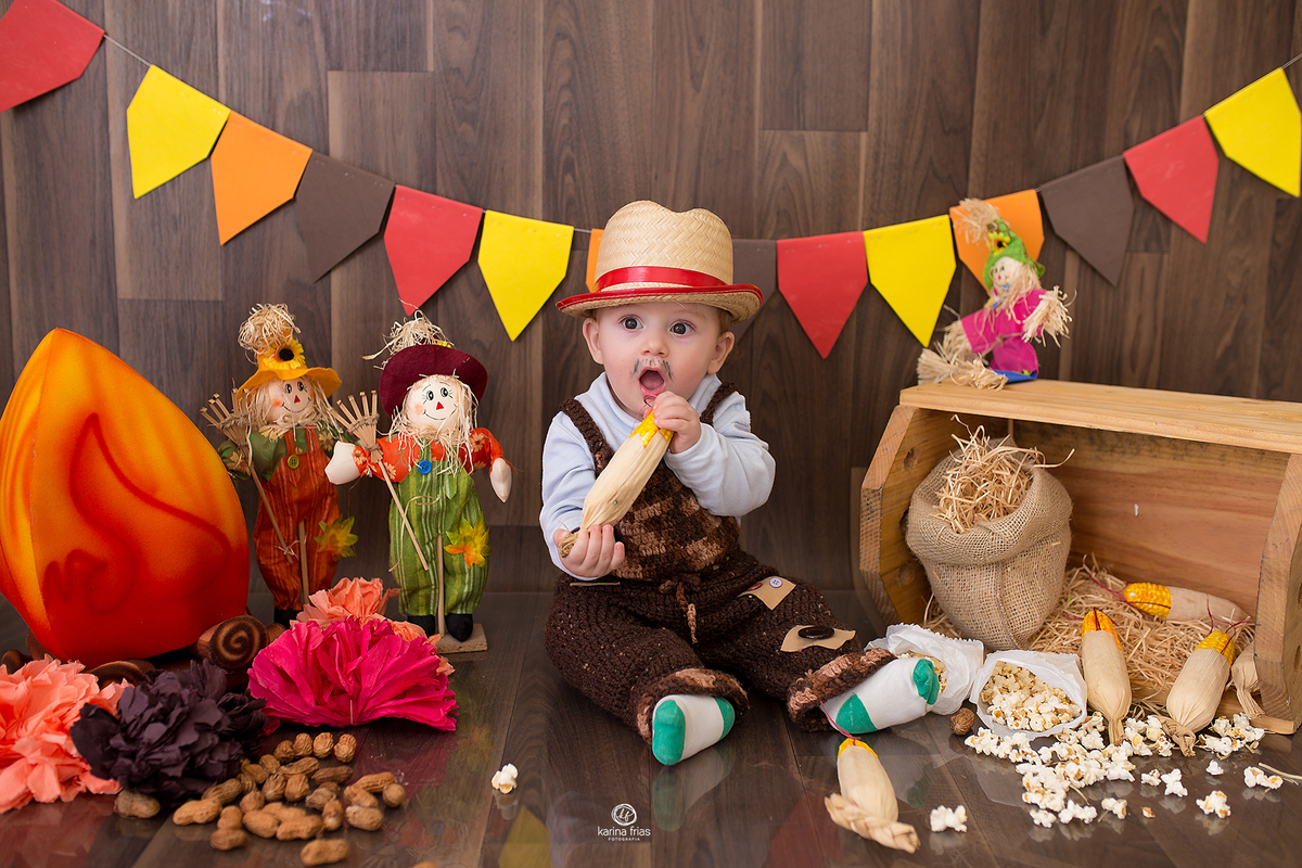 O MENINO COME O MILHO DURANTE ENSAIO INFANTIL