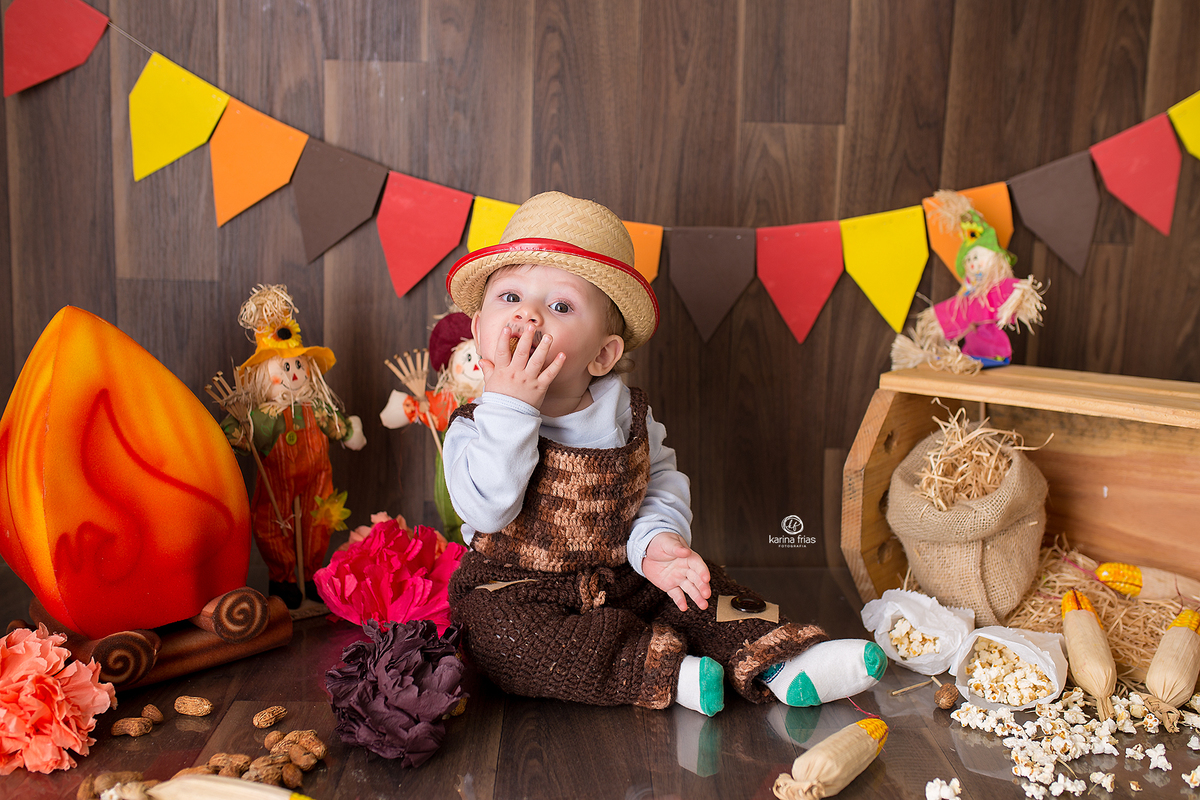 A CRIANÇA OLHA PARA A FOTOGRAFA DE FAMILIA DE CAXIAS DO SUL, KARINA FRIAS