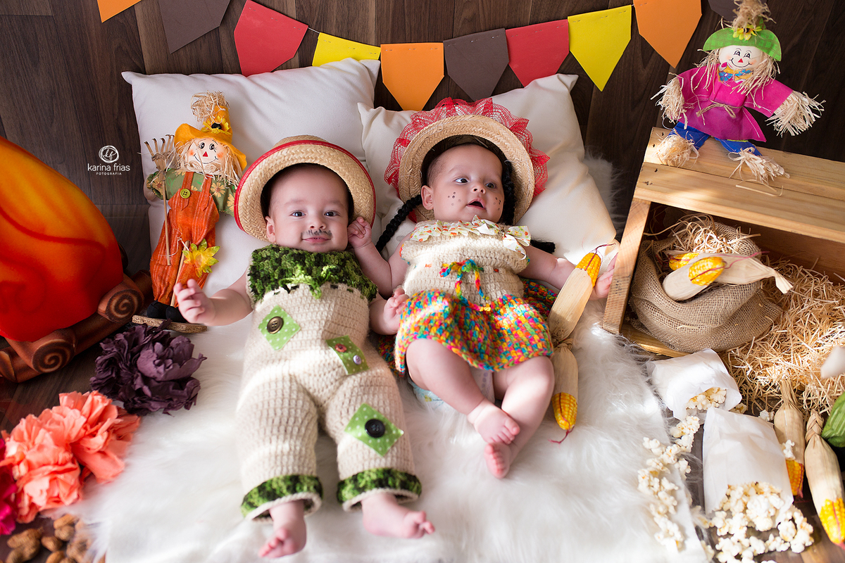 no ensaio infantil os irmaos esta vestidos de caipiras