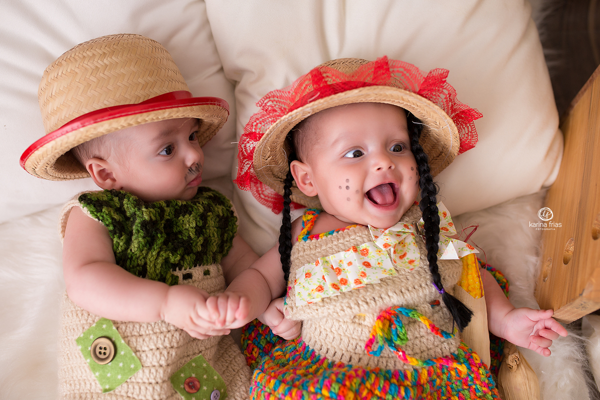a menina sorri para a fotografa de bebes de caxias do sul, karina frias
