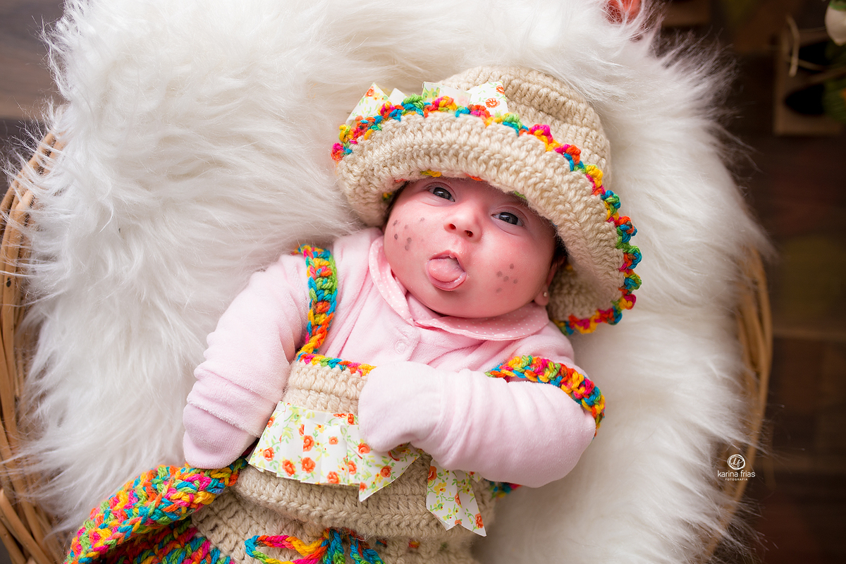a menina mostra a lingua no ensaio infantil em caxias do sul