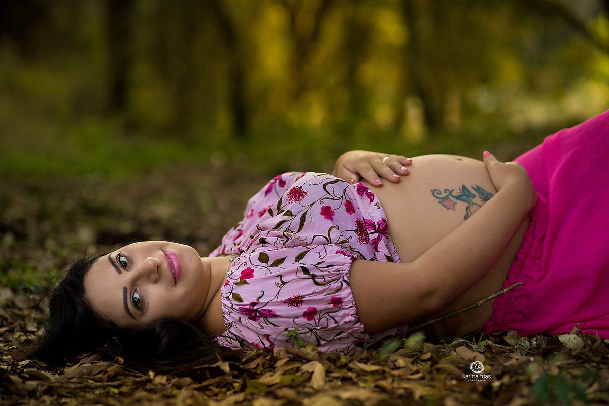a modelo olha para a fotografa de gestantes de caxias do sul, karina frias