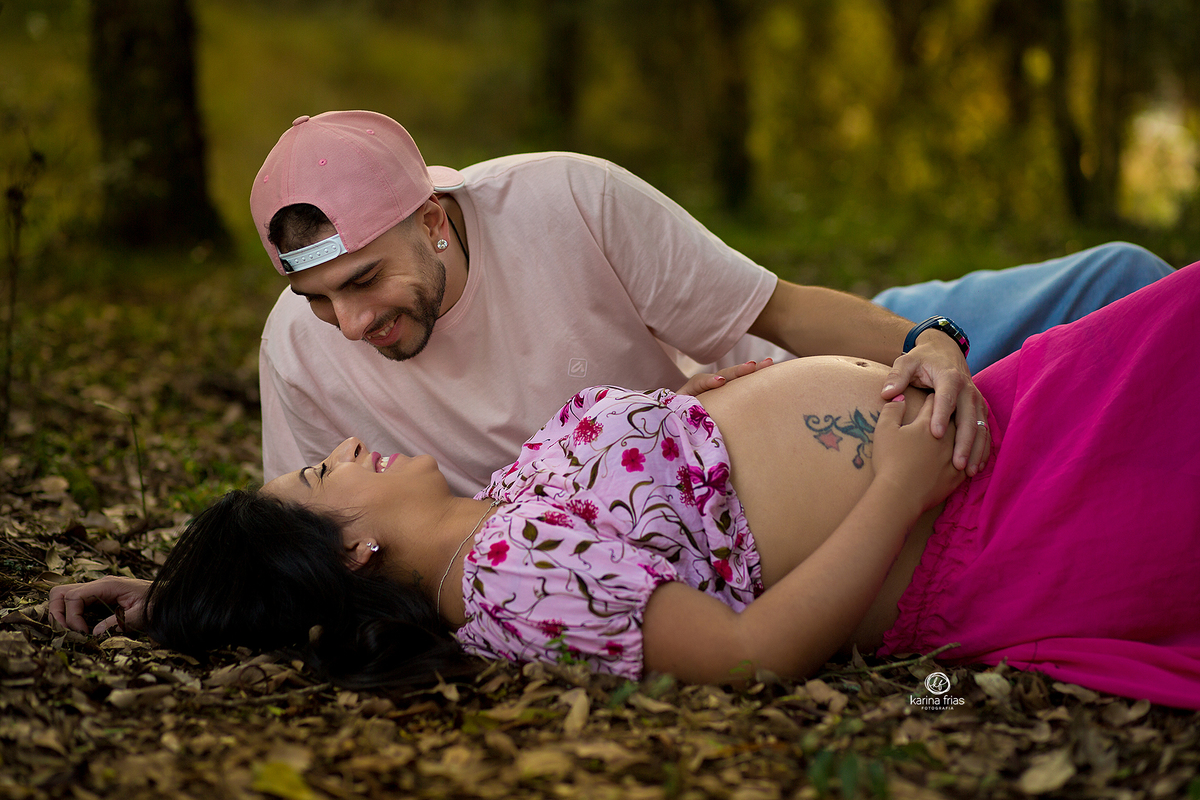 os pais sorriem na sessão de fotos de gestante