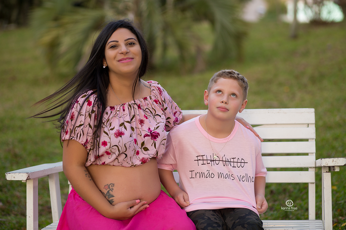 o filho faz cara feia durante o book de gestante