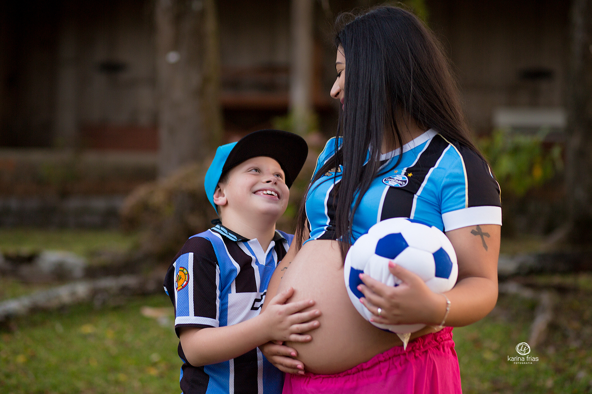 no ensaio externo de gestante mae e filho se olham