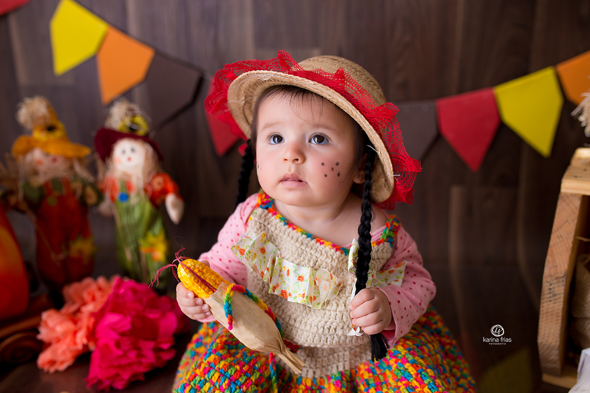 no ensaio infantil a menina esta vestida de caipira