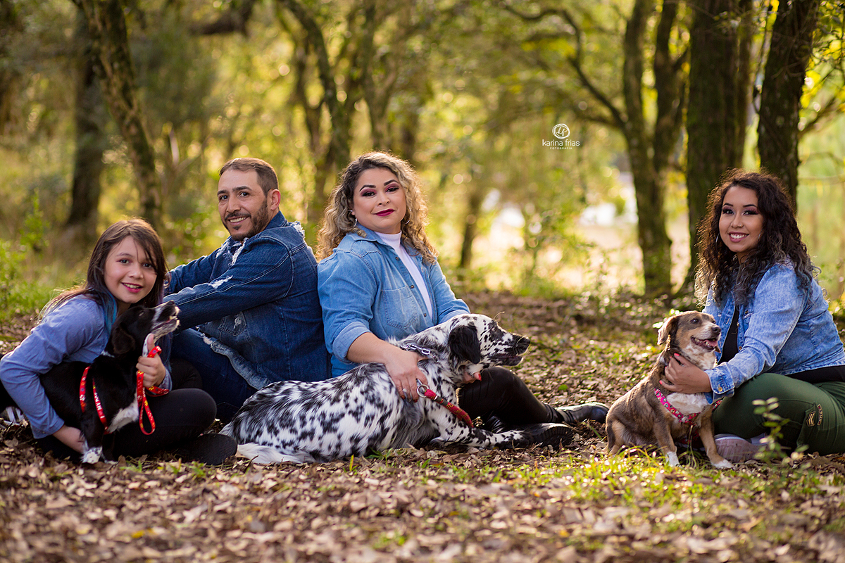 a familia posa para as fotos externas