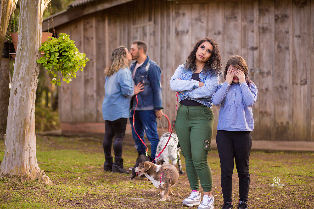 no ensaio em familia as meninas não gostam do beijo dos pais