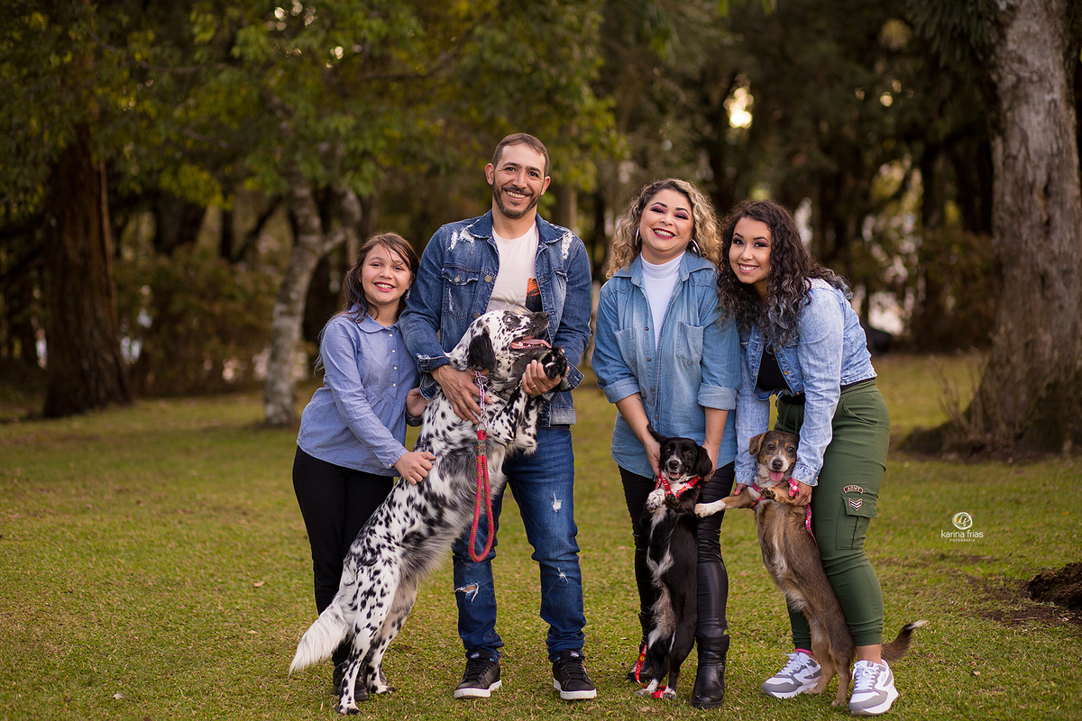 no ensaio externo, a familia levou suas cachorrinhas