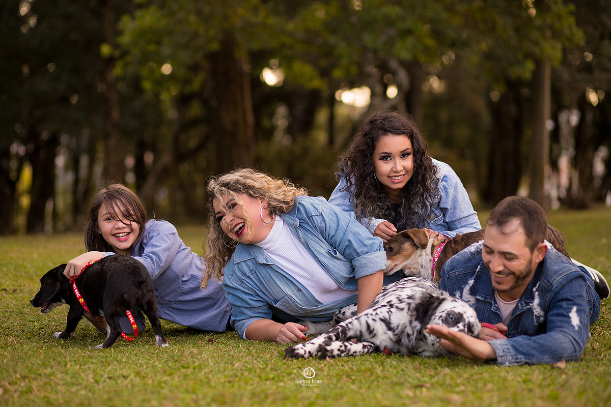 durante o ensaio, a familia fica descontraida