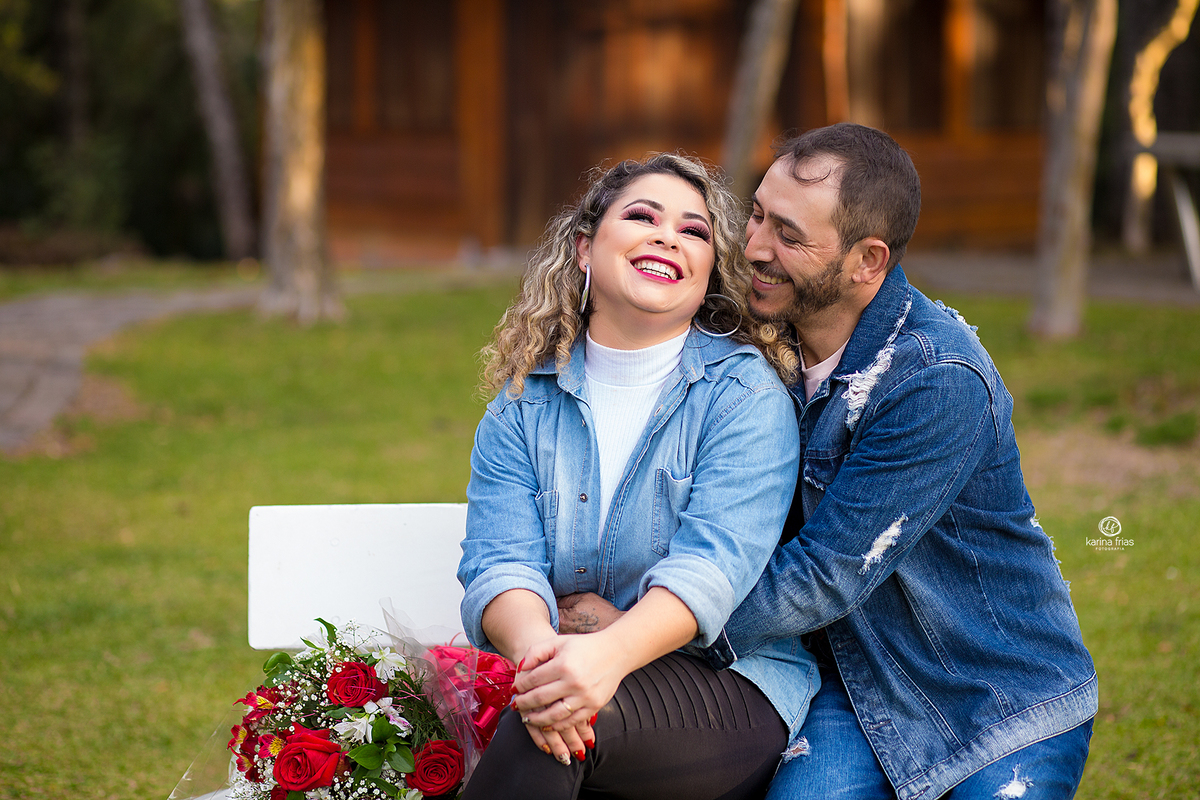 os pais trocam caricias durante ensaio externo