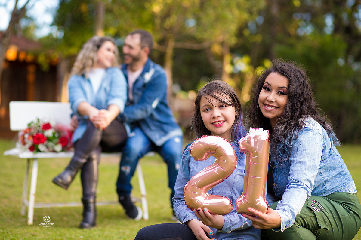 as filhas seguram os baloes com o numero de aniversario de casamento dos pais