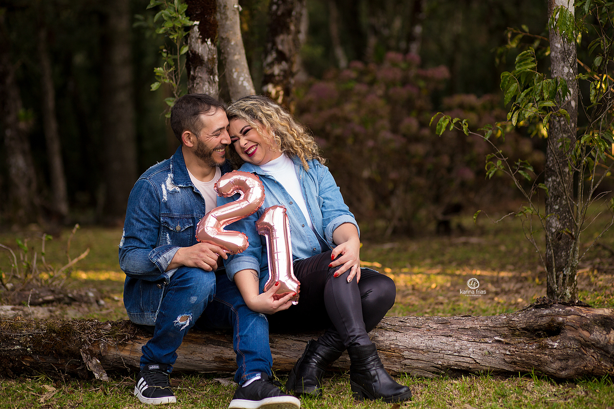 os pais sorriem para a fotografa de familia de caxias do sul