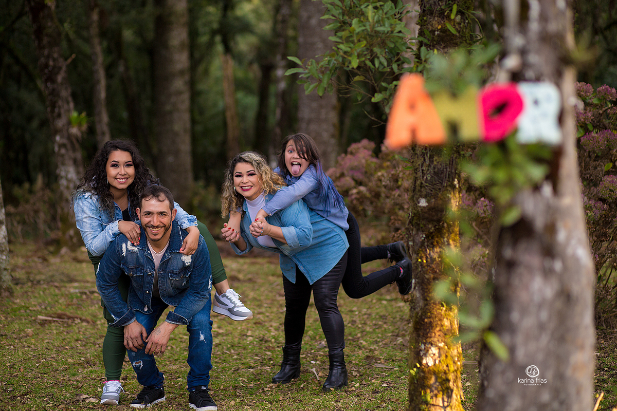 no ensaio externo em familia, os modelos brincam