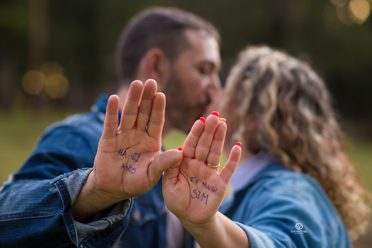 escrevmos frases nas maos do casal