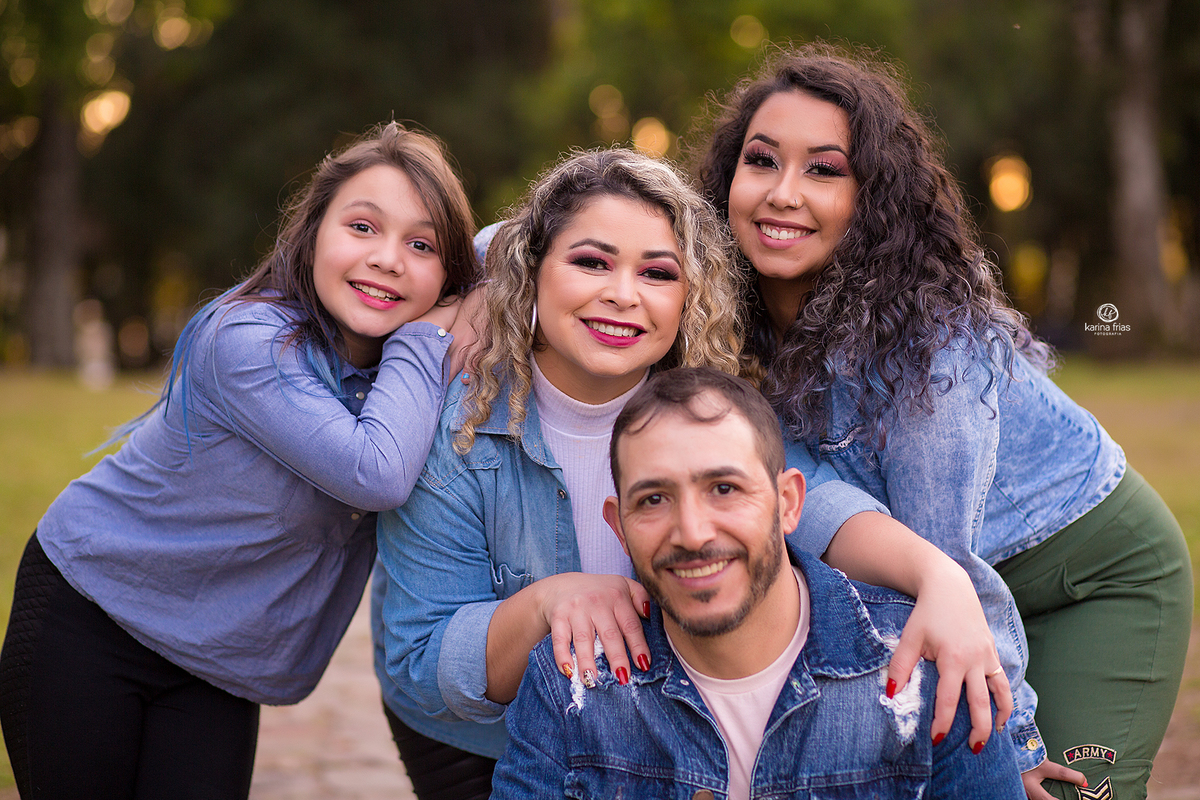 a familia sorri durante ensaio externo em caxias do sul-rs