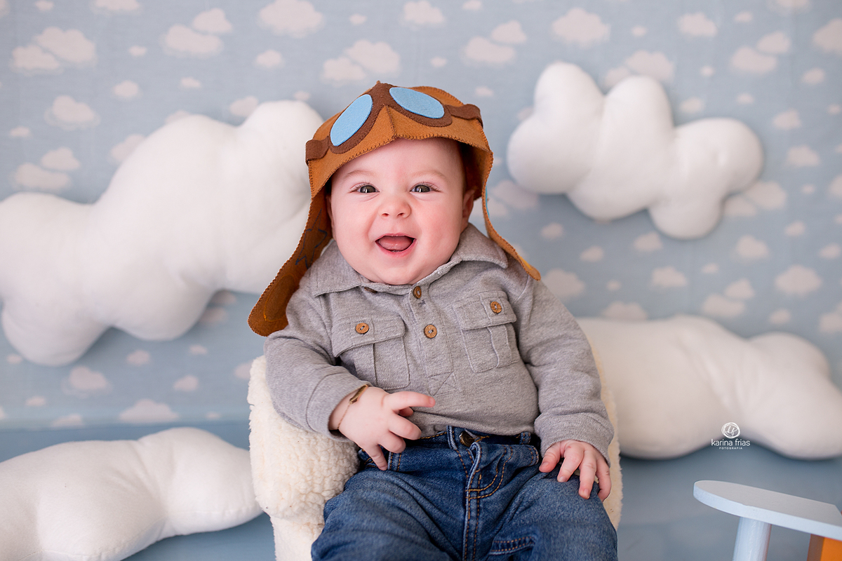 o menino sorri para a fotografa de familia de caxias do sul, karina frias