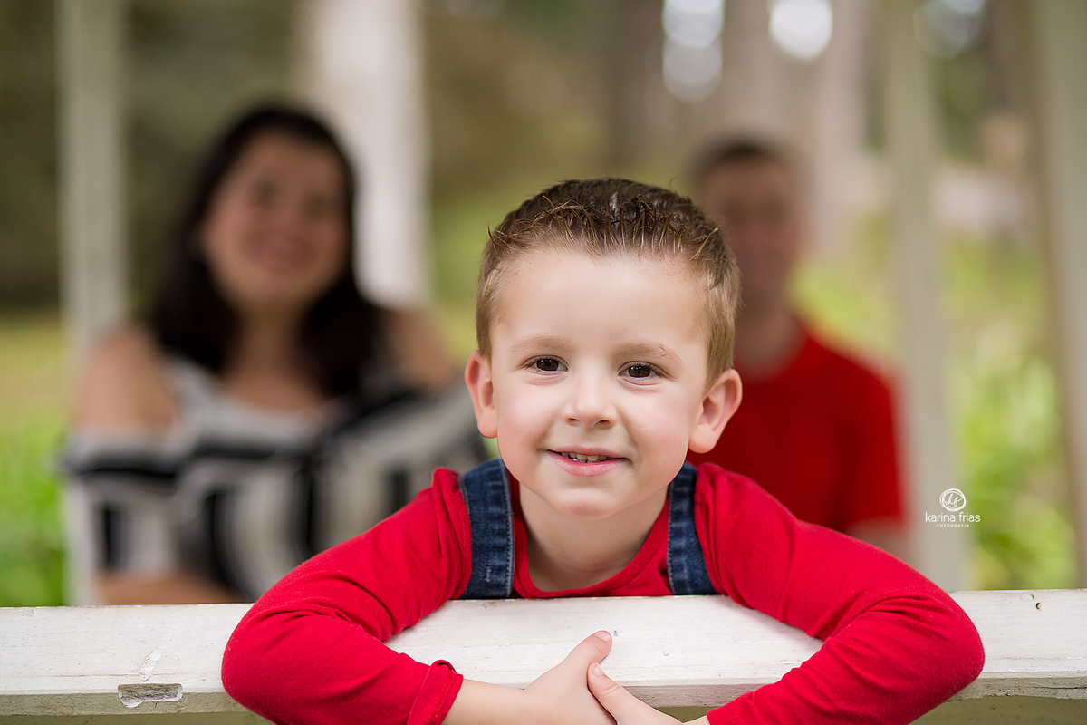 o menino olha para a fotografa de familia de caxias do sul, karina frias