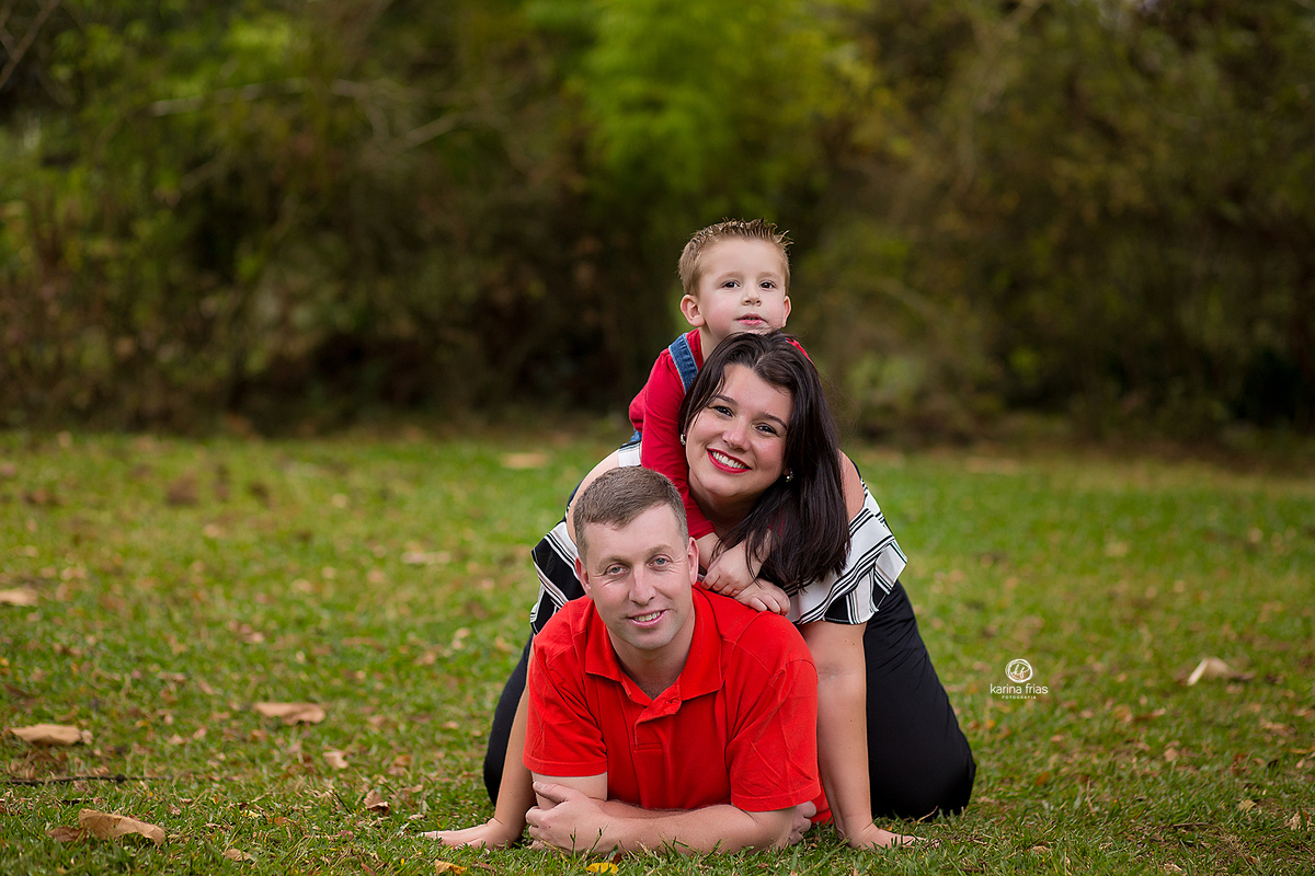 no ensaio em familia os modelos estao no chao