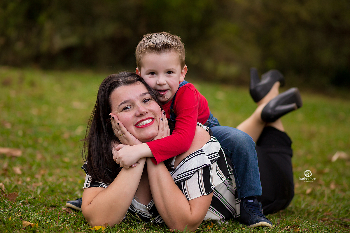 o menino abraça a mae no ensaio externo de familia