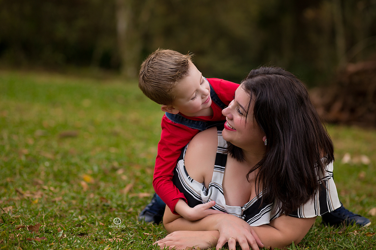 mae e filho se olham durante ensaio