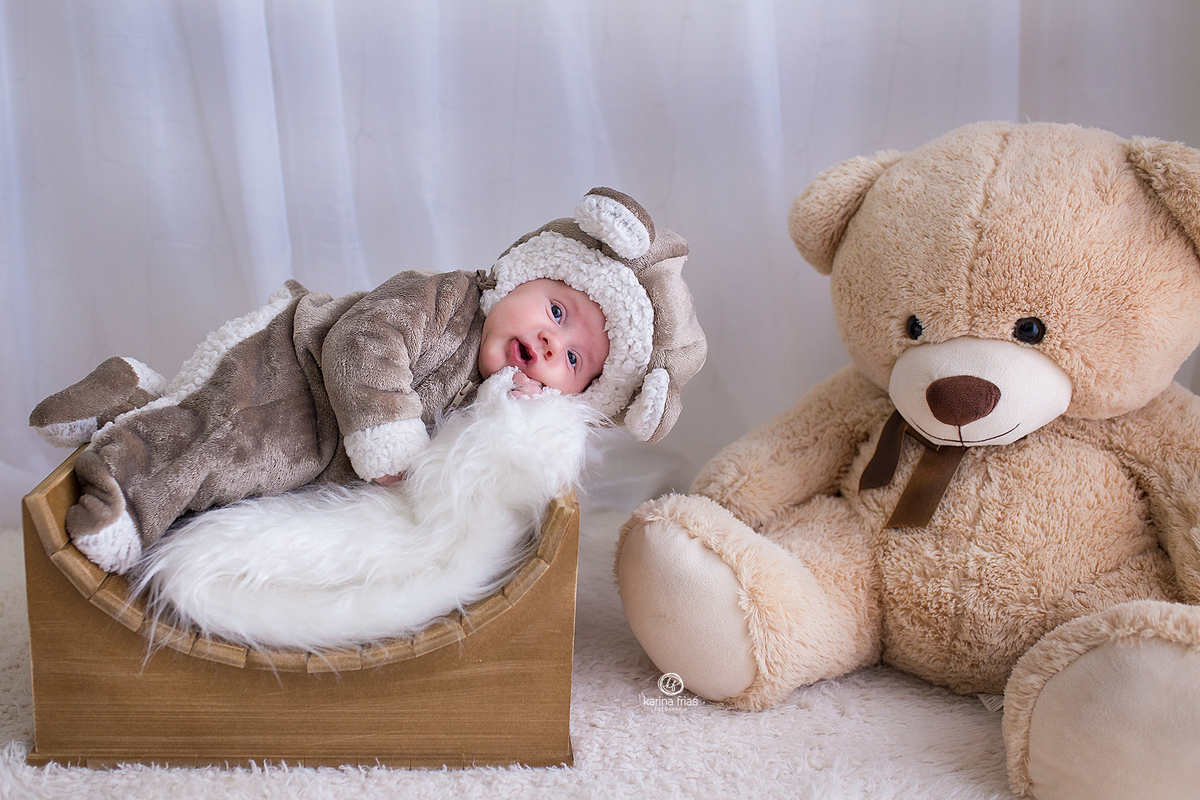 no ensaio infantil utilizamos a roupa do bebe para compor o cenario