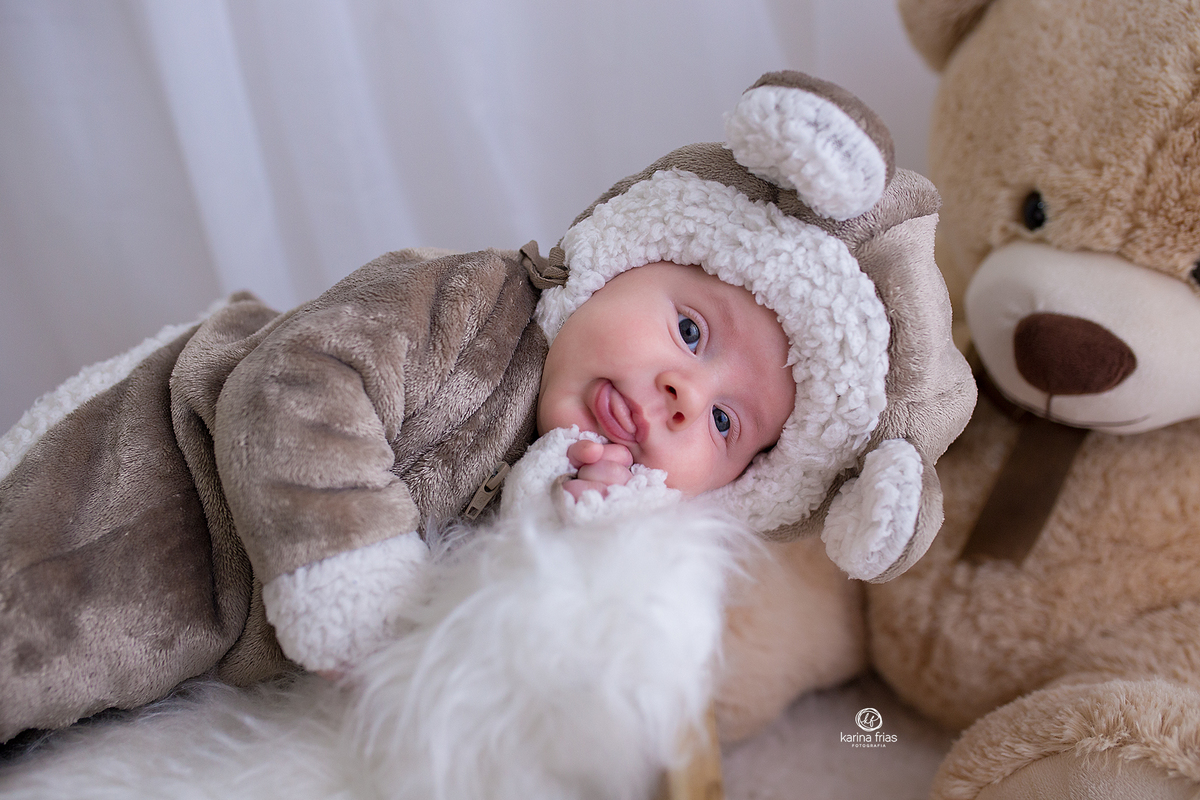o bebe esta deitado para suas fotos mensais