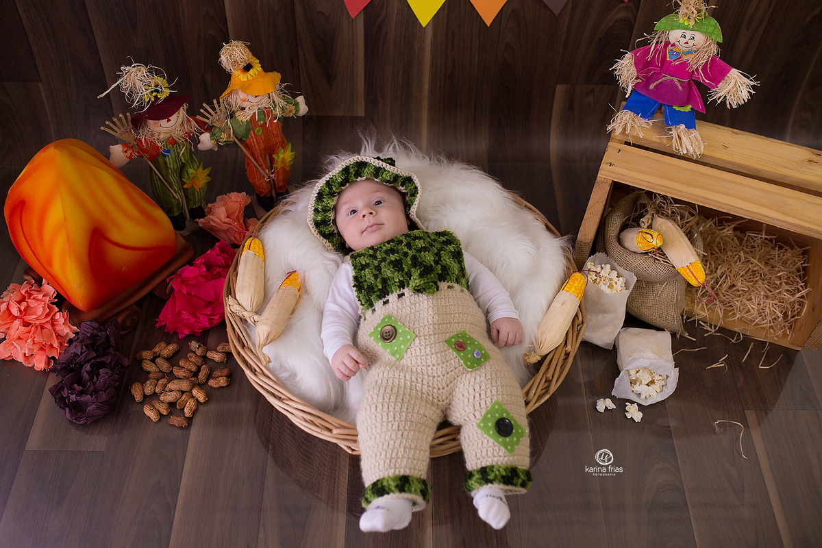 o bebe esta deitado para as fotos do acompanhamento mensal