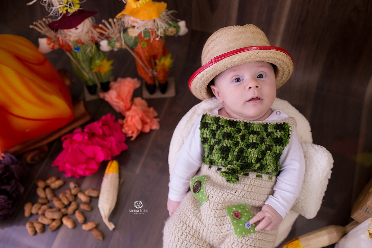 o menino olha para a fotografa de bebes de caxias do sul
